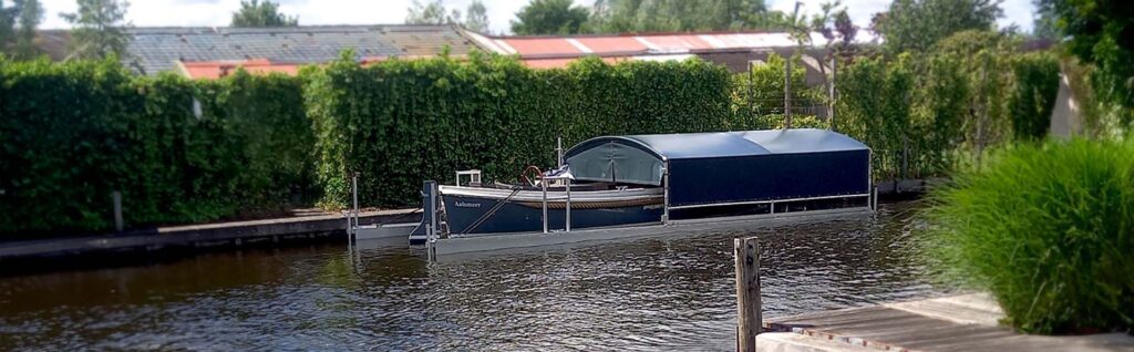 Bootgarage met boot